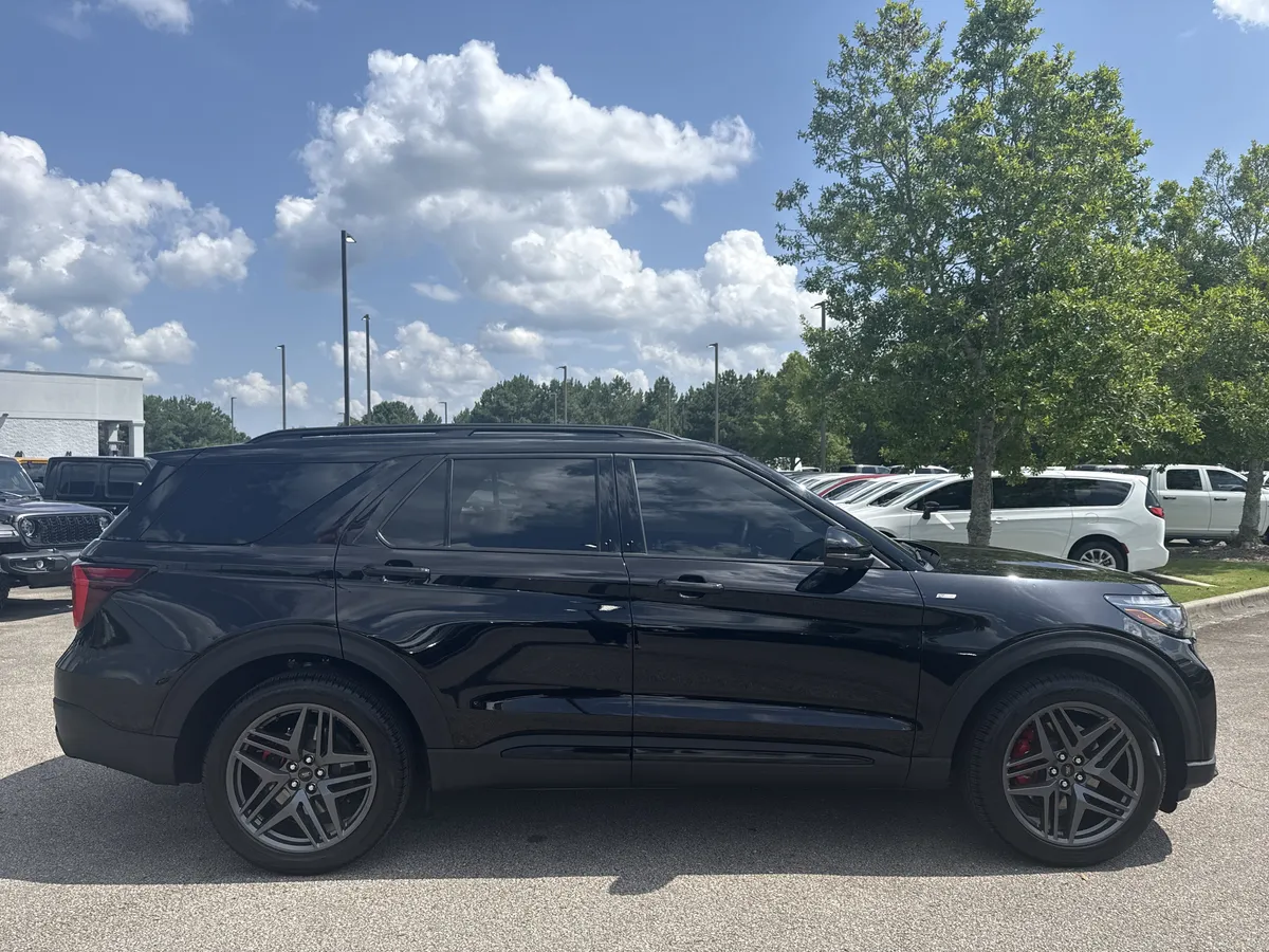 2025 Ford Explorer ST-Line thumbnail 8