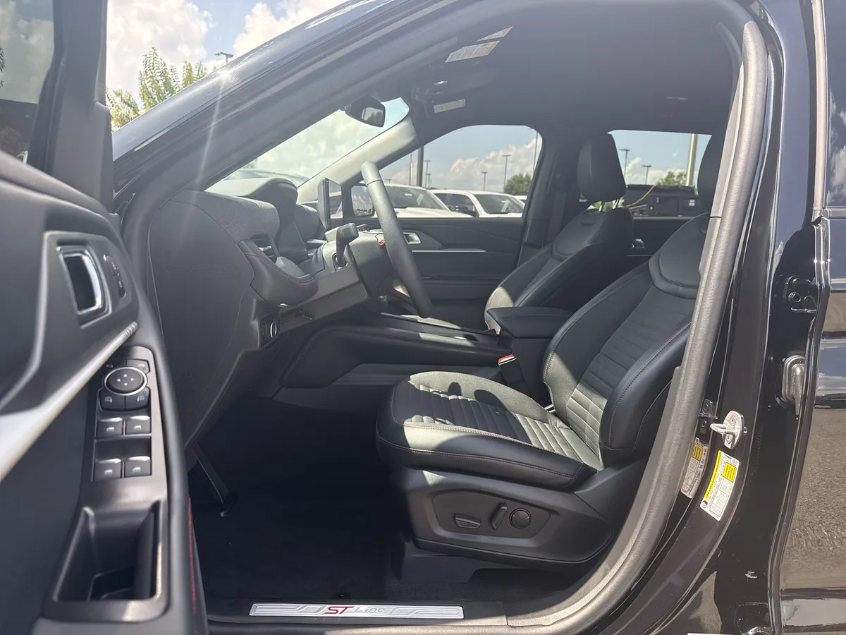 2025 Ford Explorer ST-Line thumbnail 9