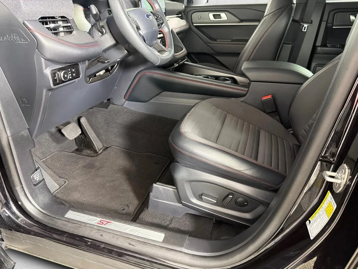 2025 Ford Explorer ST-Line thumbnail 10