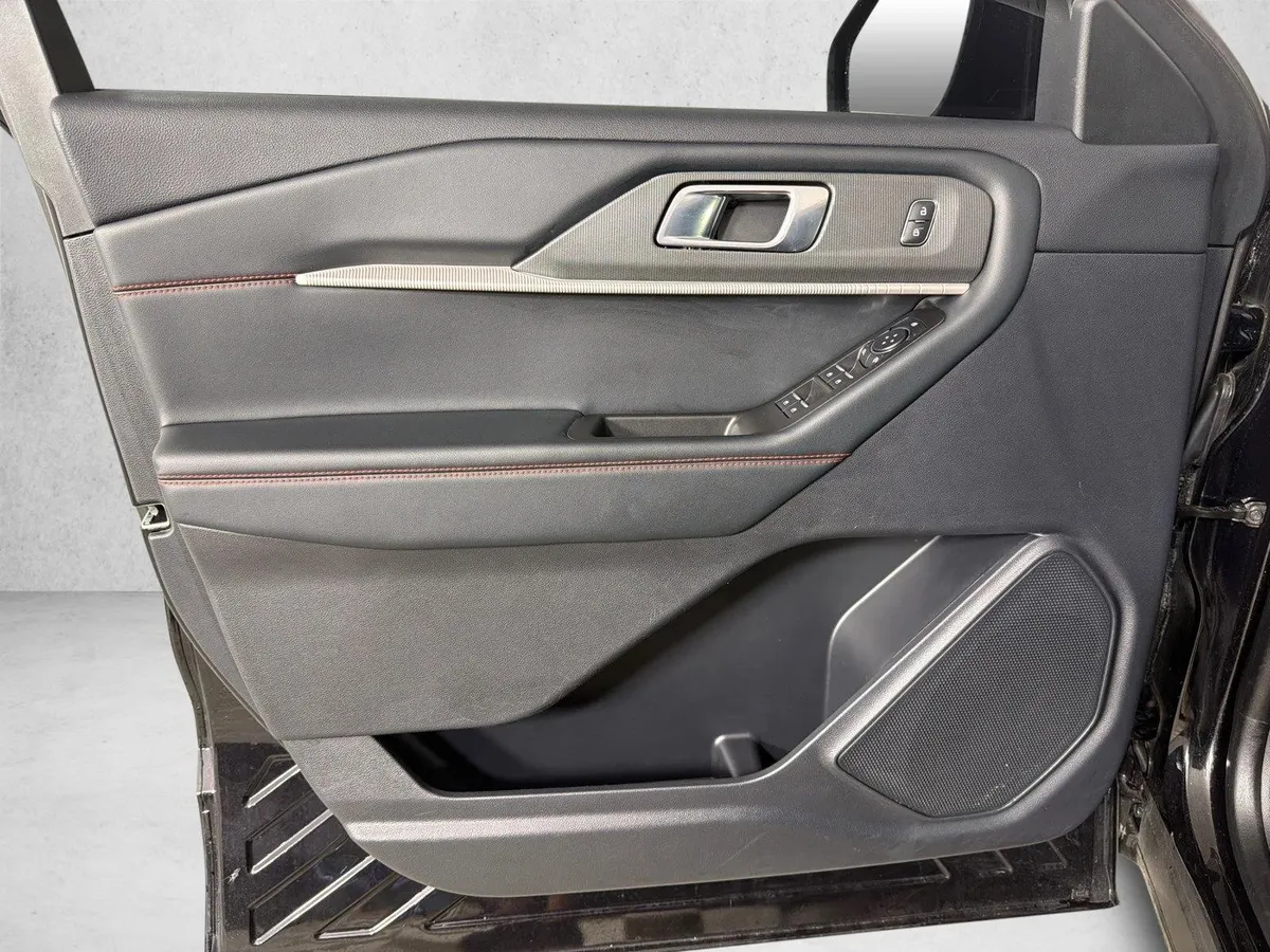 2025 Ford Explorer ST-Line thumbnail 11