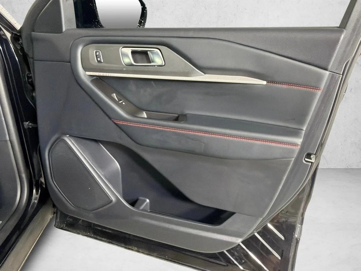 2025 Ford Explorer ST-Line thumbnail 15