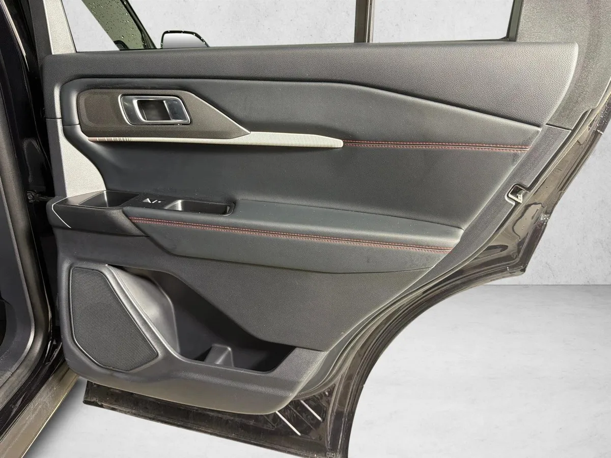 2025 Ford Explorer ST-Line thumbnail 17