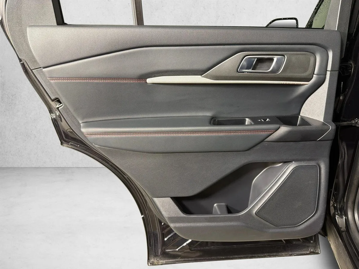 2025 Ford Explorer ST-Line thumbnail 23