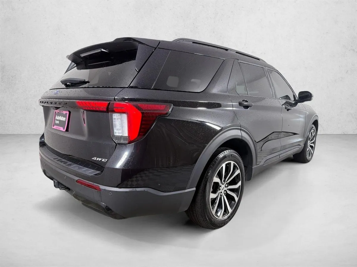 2025 Ford Explorer ST-Line thumbnail 4