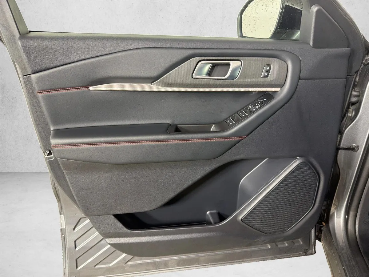 2025 Ford Explorer ST-Line thumbnail 10