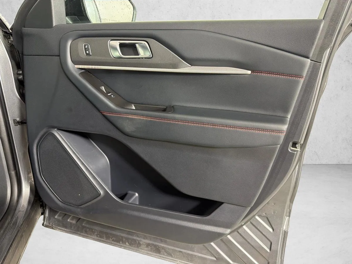 2025 Ford Explorer ST-Line thumbnail 14
