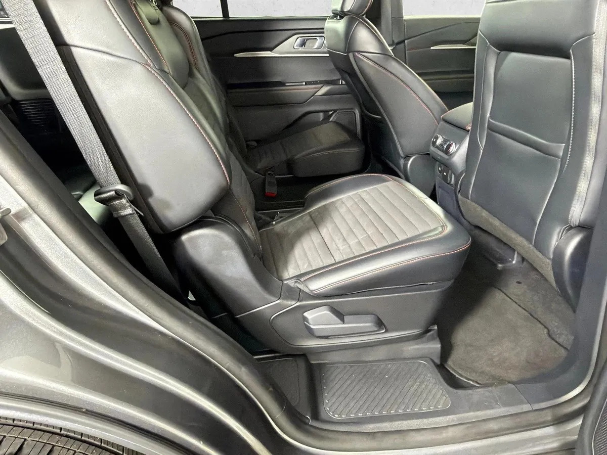 2025 Ford Explorer ST-Line thumbnail 15