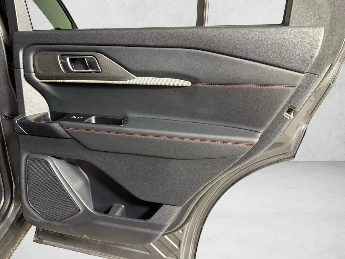 2025 Ford Explorer ST-Line thumbnail 16