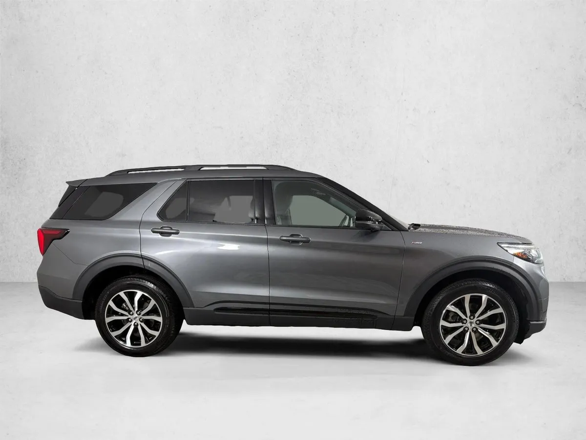 2025 Ford Explorer ST-Line thumbnail 2