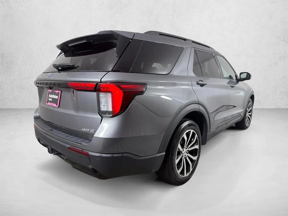 2025 Ford Explorer ST-Line thumbnail 3
