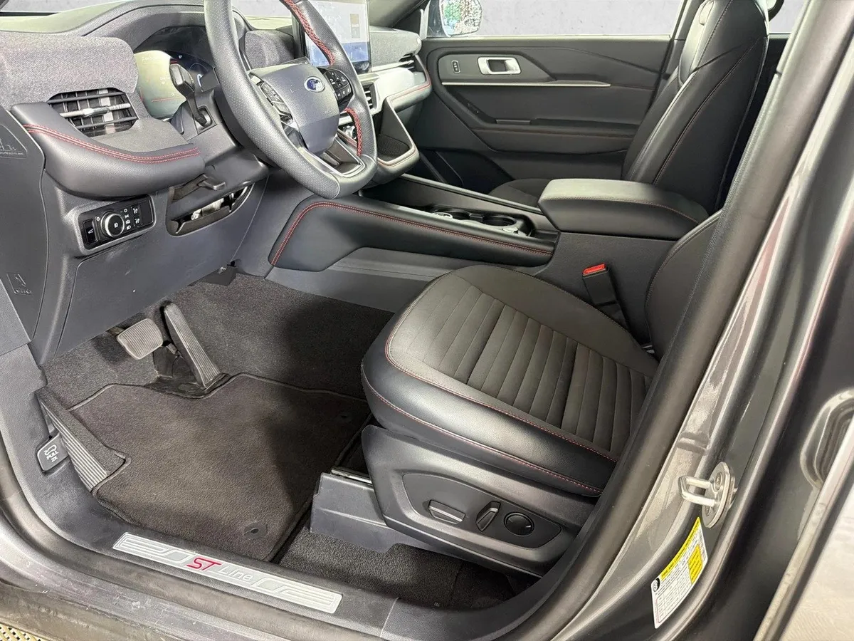 2025 Ford Explorer ST-Line thumbnail 9