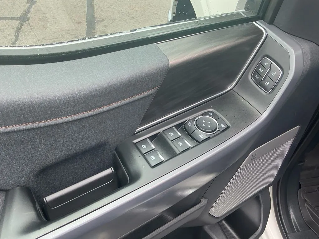 2025 Ford F-150 Lariat thumbnail 16