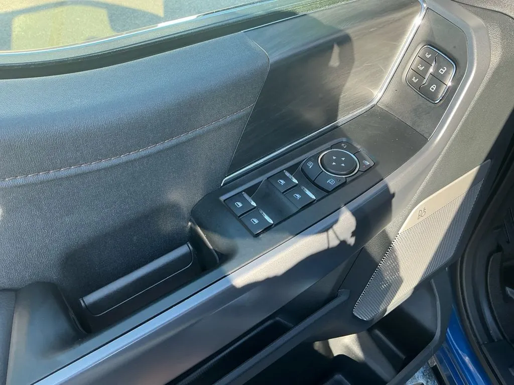 2025 Ford F-150 Lariat thumbnail 16