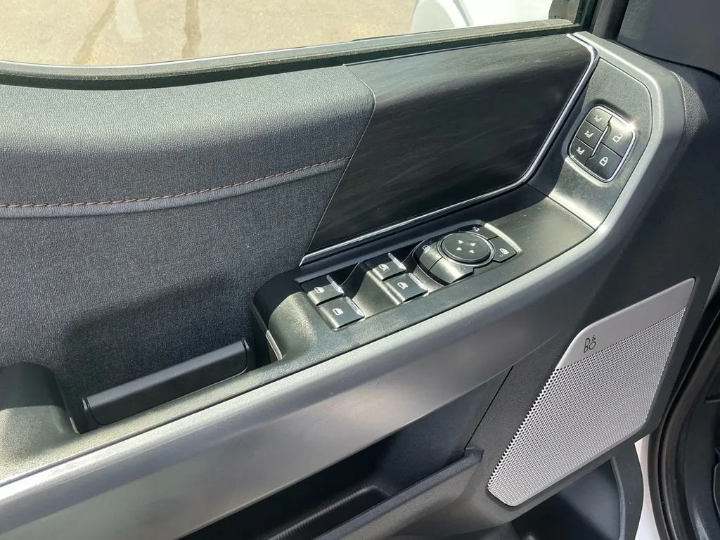 2025 Ford F-150 Lariat thumbnail 16