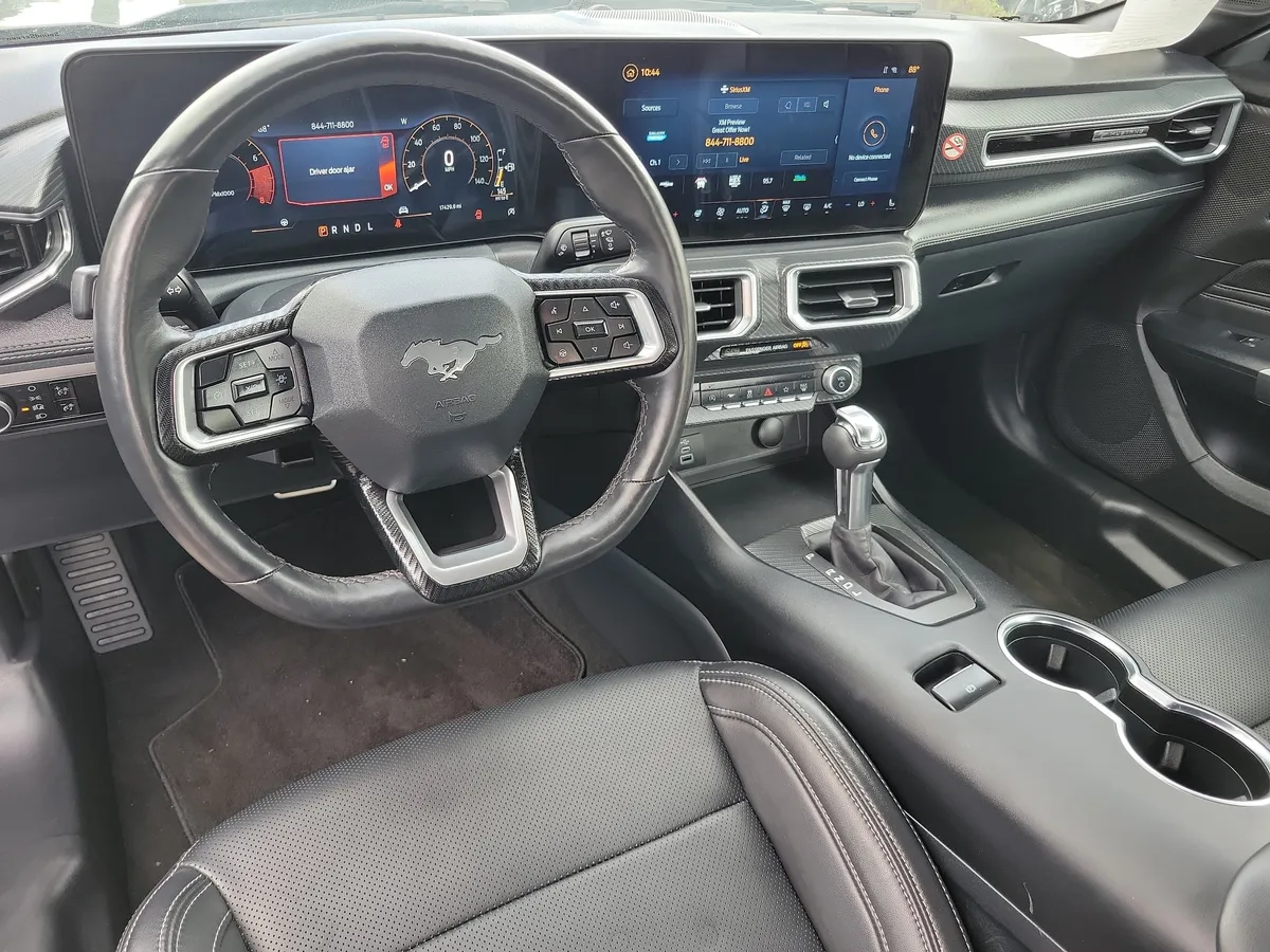 2025 Ford Mustang thumbnail 9