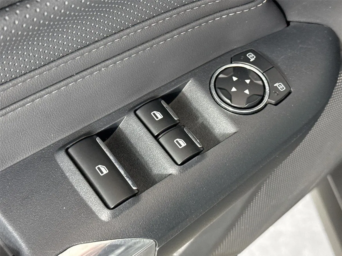 2025 Ford Mustang EcoBoost Premium thumbnail 30
