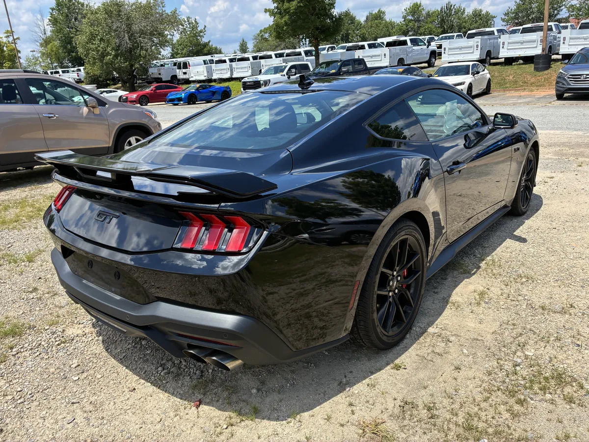 2025 Ford Mustang GT thumbnail 8