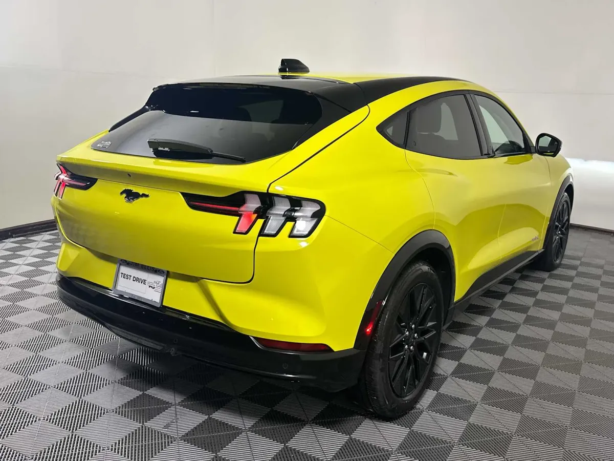 2025 Ford Mustang Mach-E Premium thumbnail 8