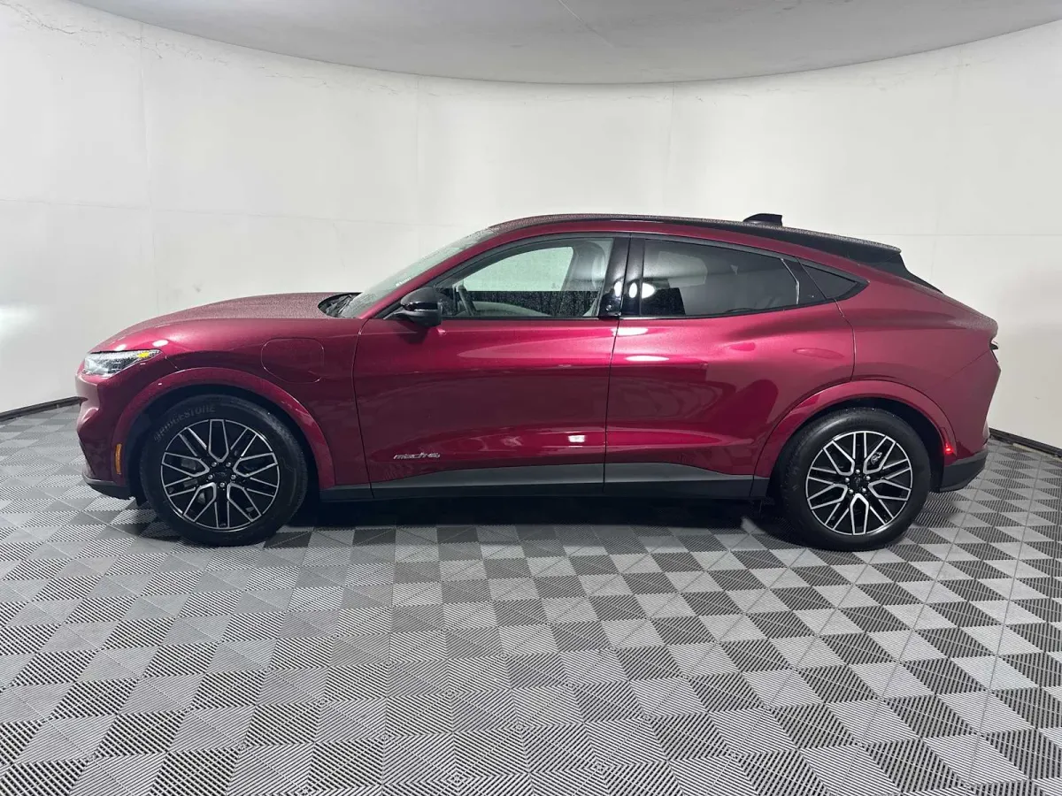 2025 Ford Mustang Mach-E Premium thumbnail 6