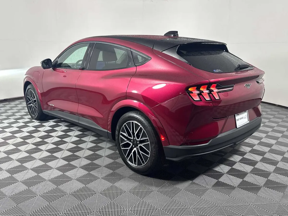 2025 Ford Mustang Mach-E Premium thumbnail 8