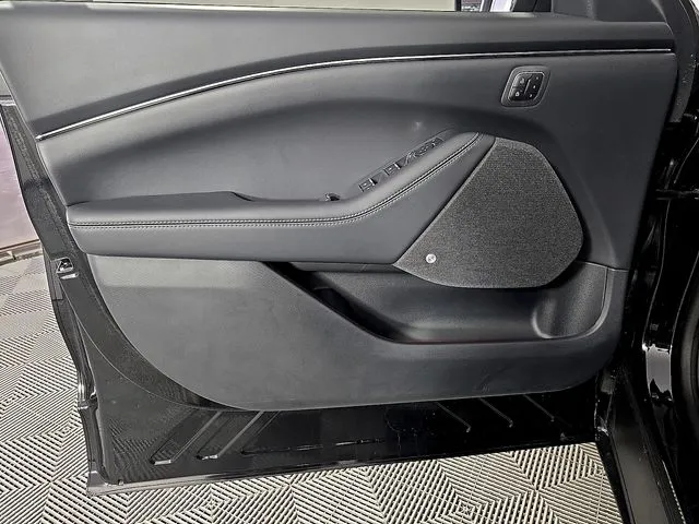2025 Ford Mustang Mach-E Premium thumbnail 13