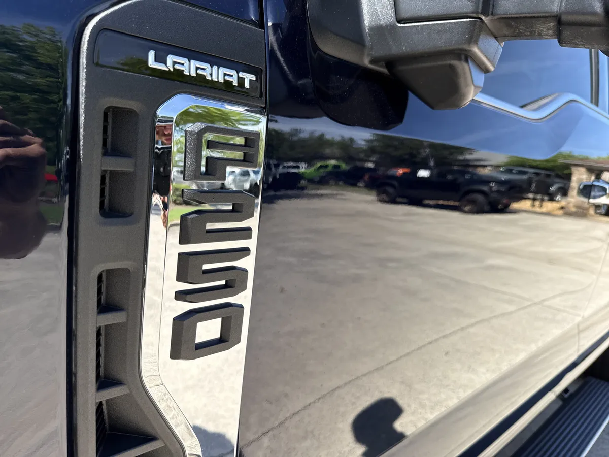 2025 Ford Super Duty F-250 SRW LARIAT thumbnail 12