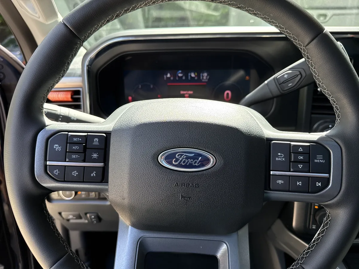 2025 Ford Super Duty F-250 SRW LARIAT thumbnail 24