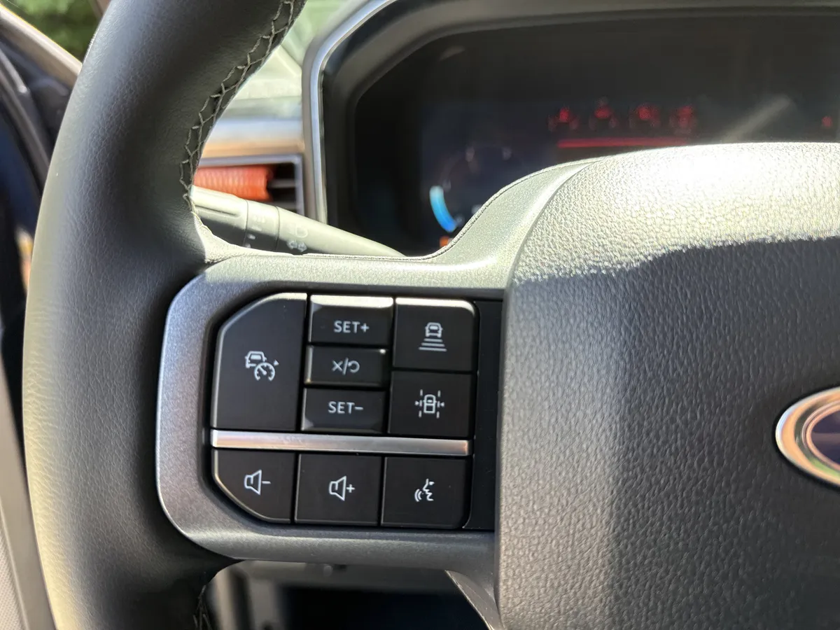 2025 Ford Super Duty F-250 SRW LARIAT thumbnail 25