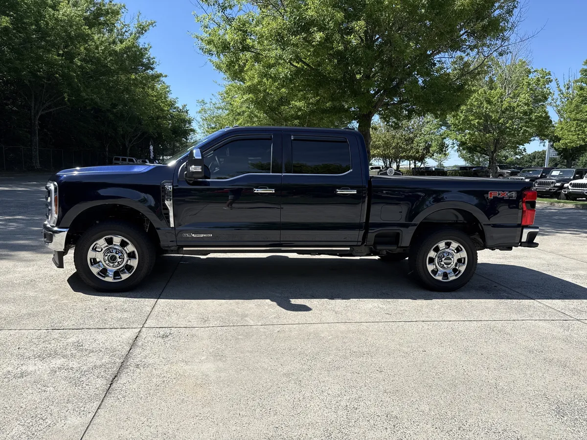 2025 Ford Super Duty F-250 SRW LARIAT thumbnail 4