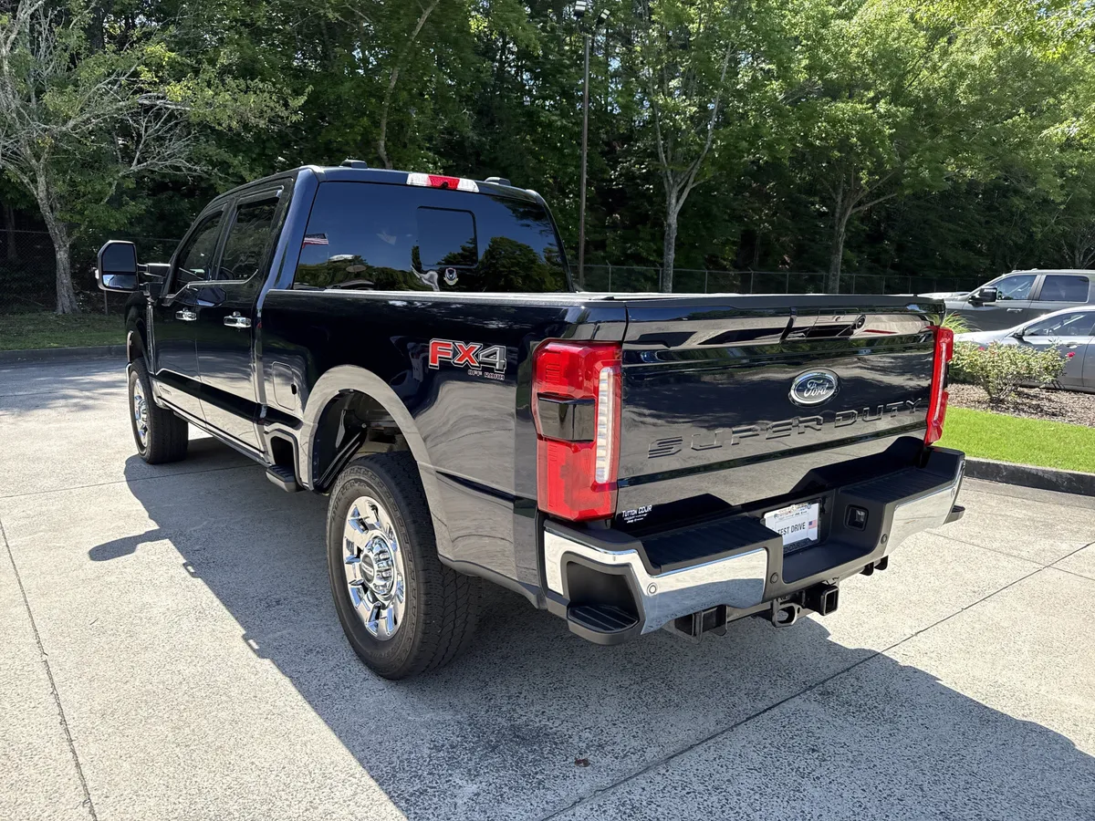 2025 Ford Super Duty F-250 SRW LARIAT thumbnail 5