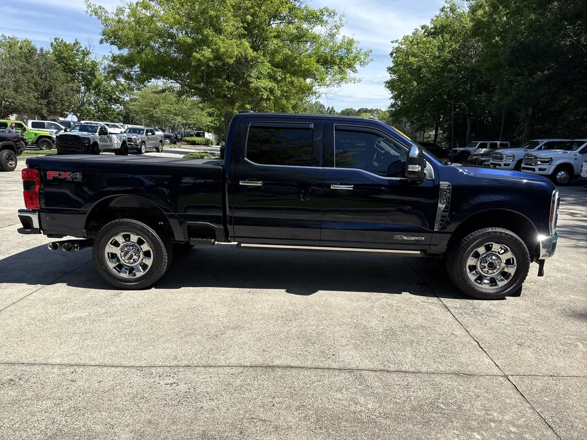 2025 Ford Super Duty F-250 SRW LARIAT thumbnail 8