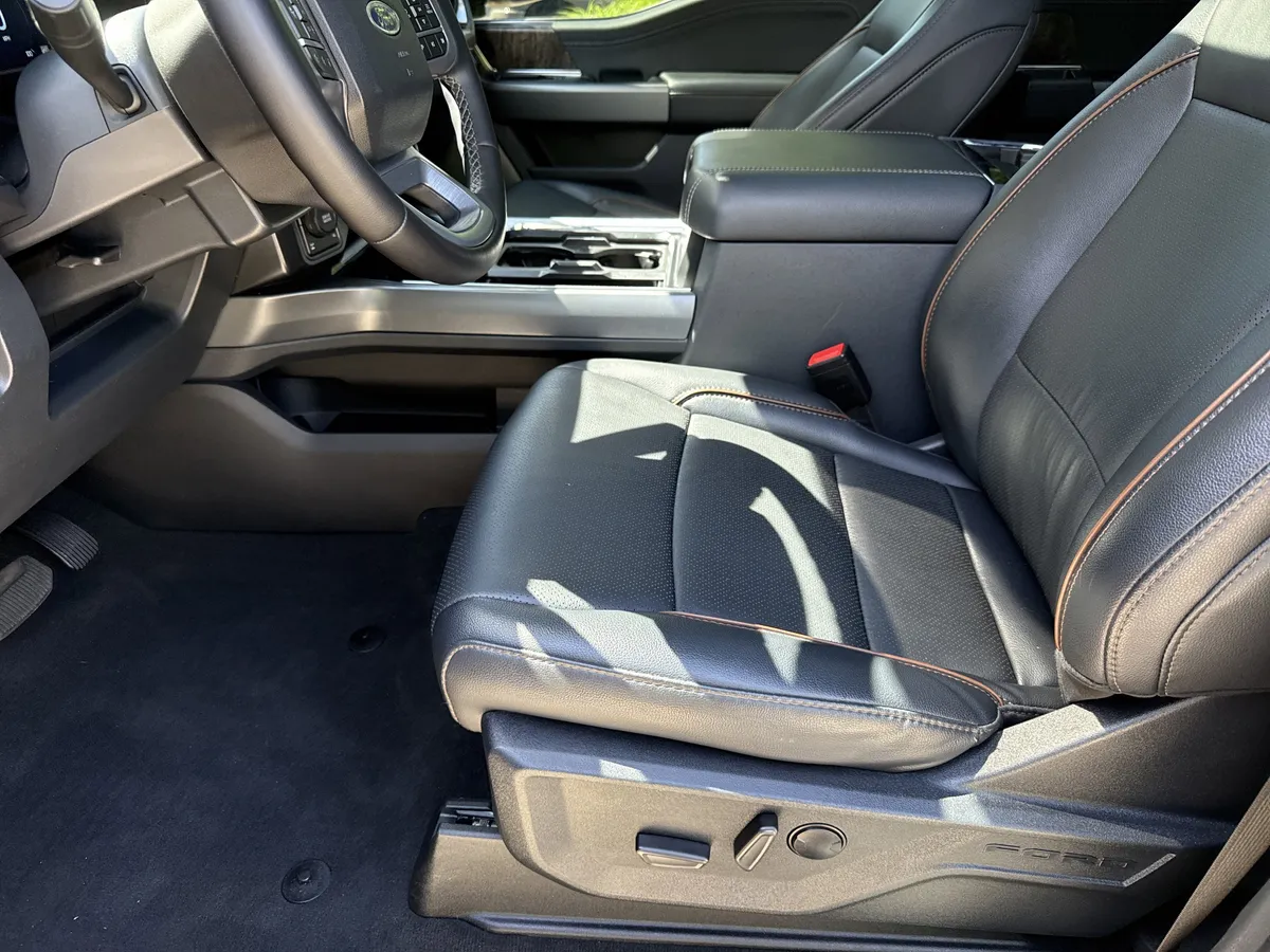 2025 Ford Super Duty F-250 SRW LARIAT thumbnail 9