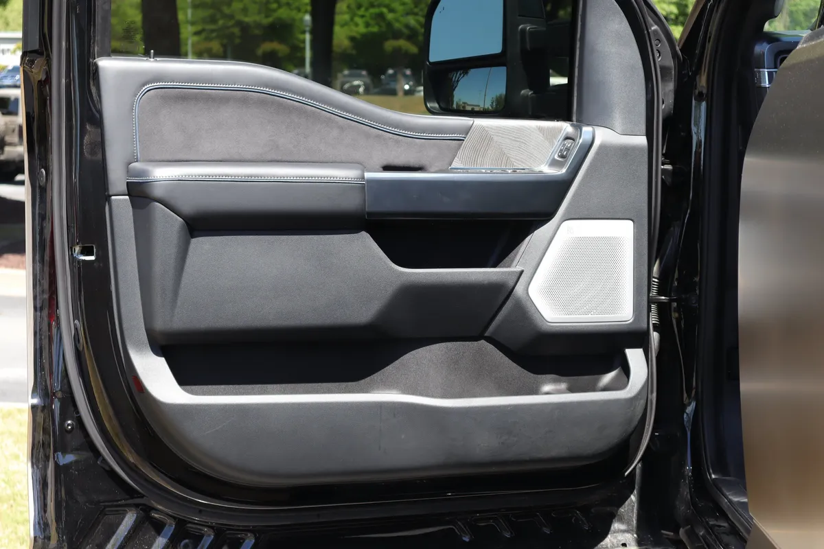 2025 Ford Super Duty F-250 SRW Platinum thumbnail 23