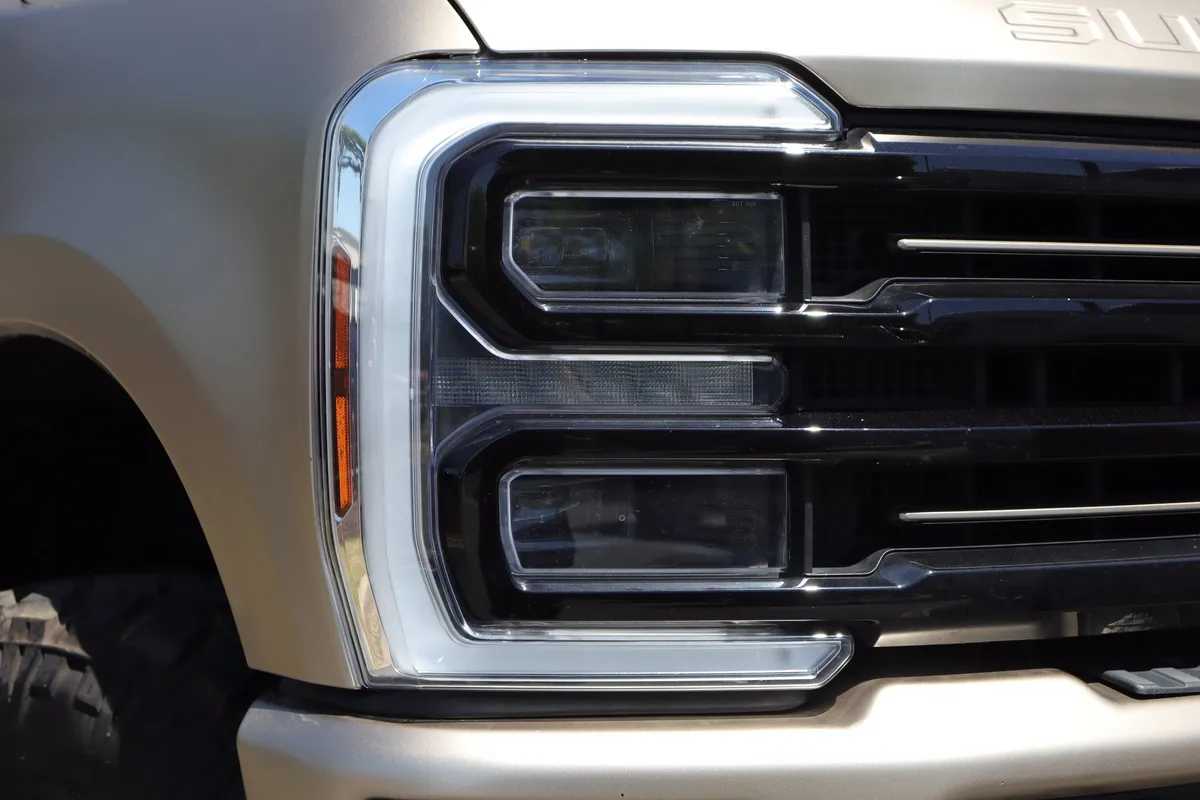 2025 Ford Super Duty F-250 SRW Platinum thumbnail 31