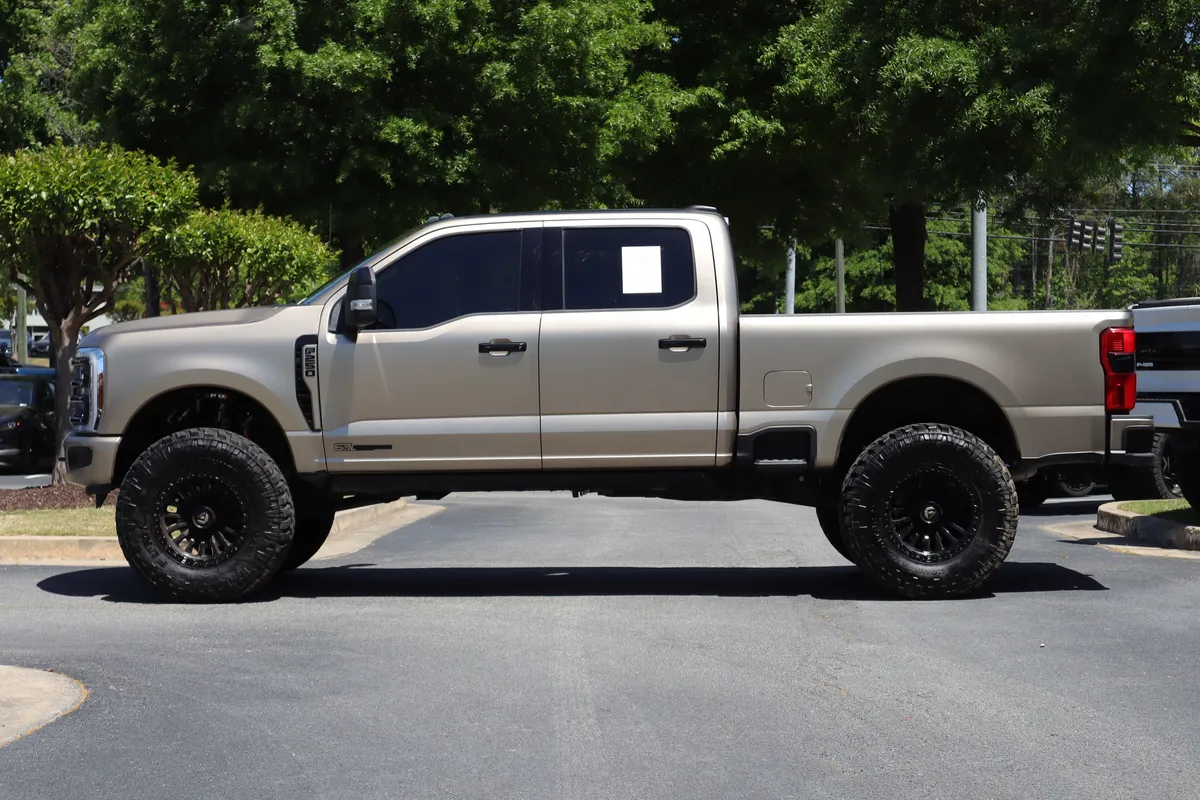 2025 Ford Super Duty F-250 SRW Platinum thumbnail 4