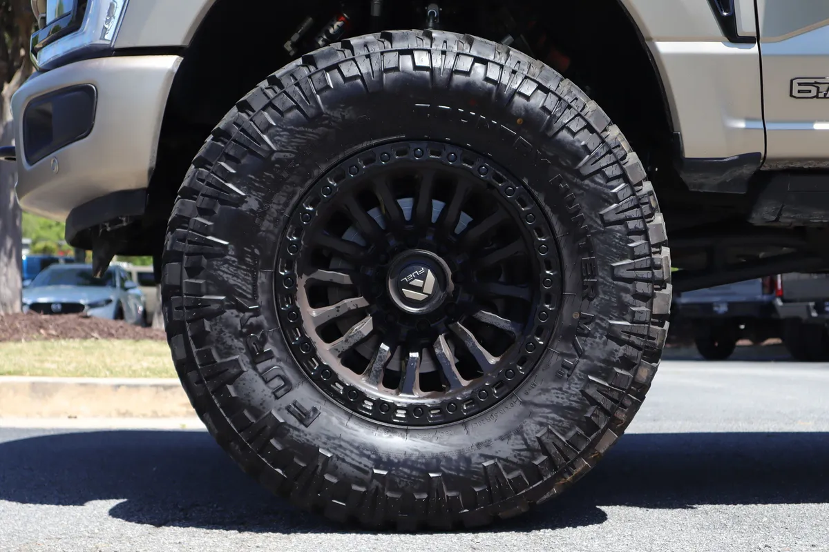 2025 Ford Super Duty F-250 SRW Platinum thumbnail 5