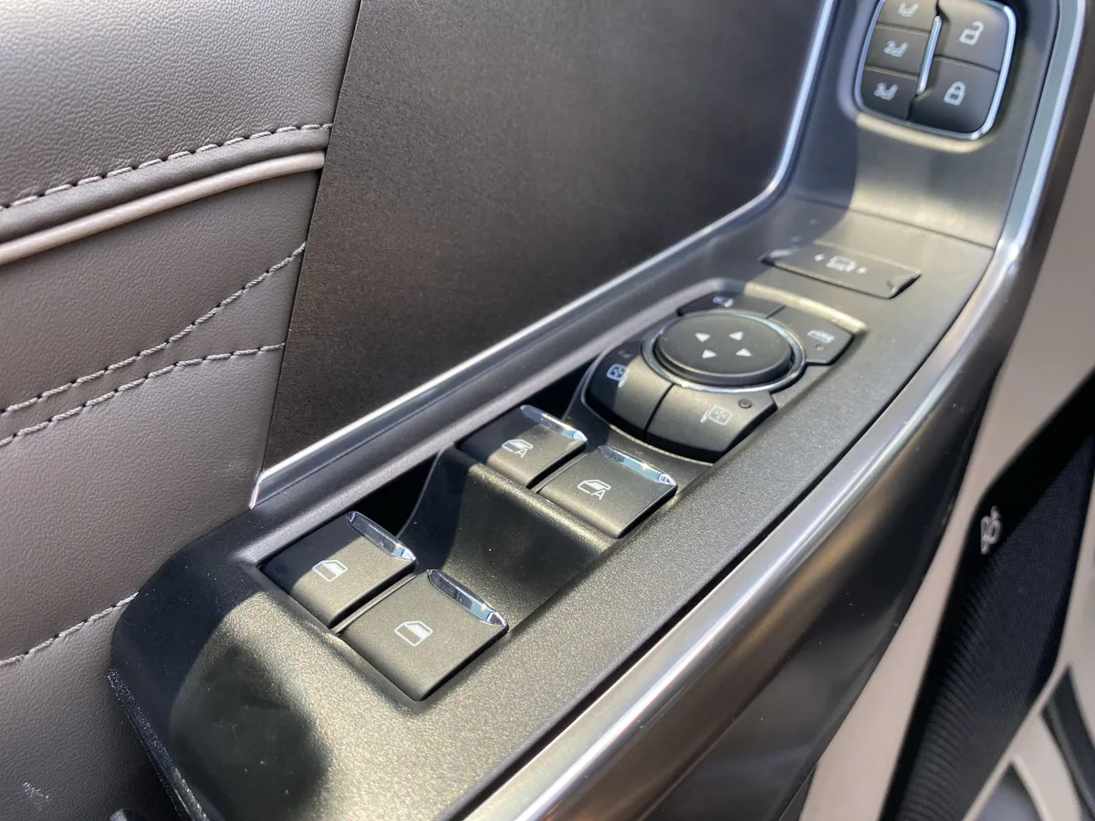 2025 Ford Super Duty F-250 SRW Platinum thumbnail 27
