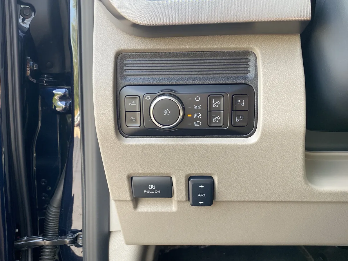 2025 Ford Super Duty F-250 SRW Platinum thumbnail 30