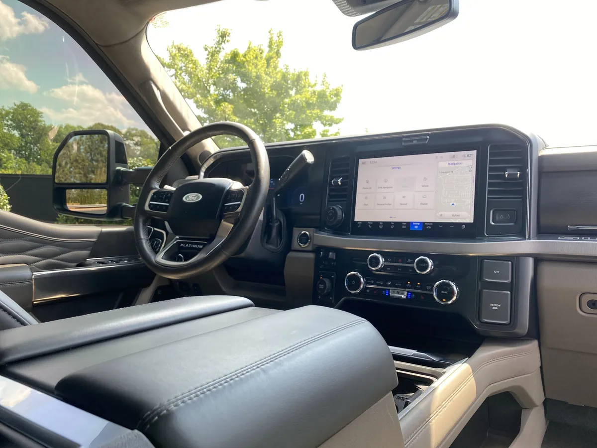 2025 Ford Super Duty F-250 SRW Platinum thumbnail 5