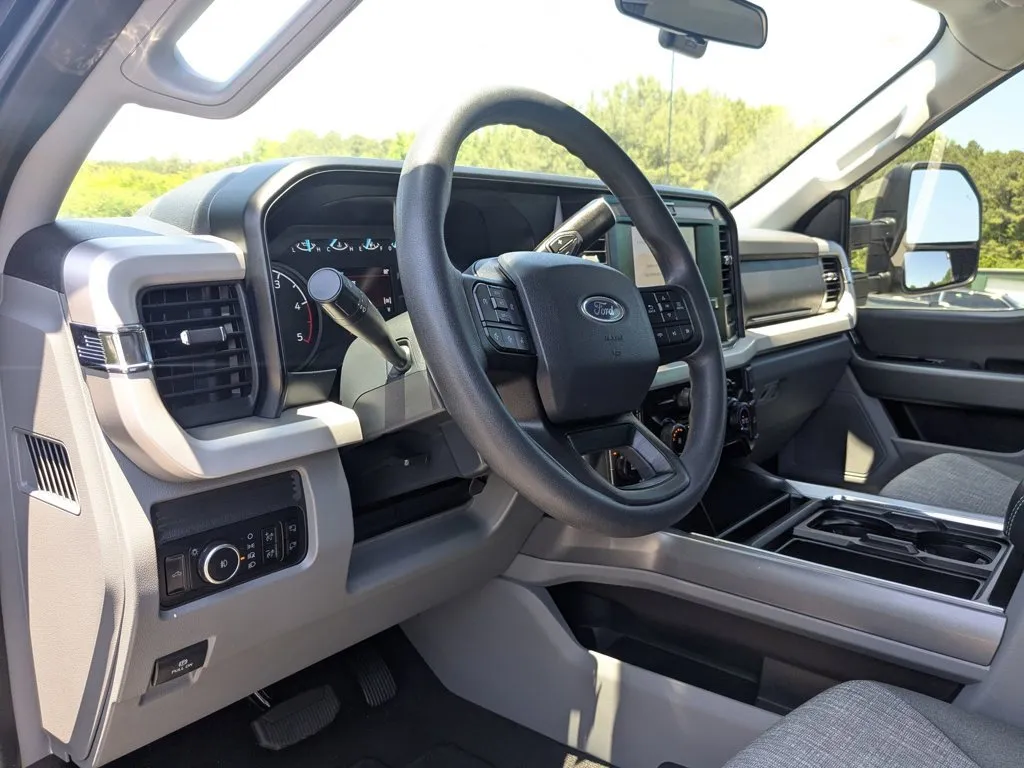 2025 Ford Super Duty F-350 DRW XLT thumbnail 13