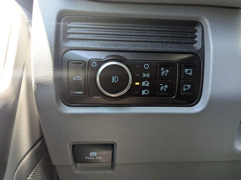 2025 Ford Super Duty F-350 DRW XLT thumbnail 18