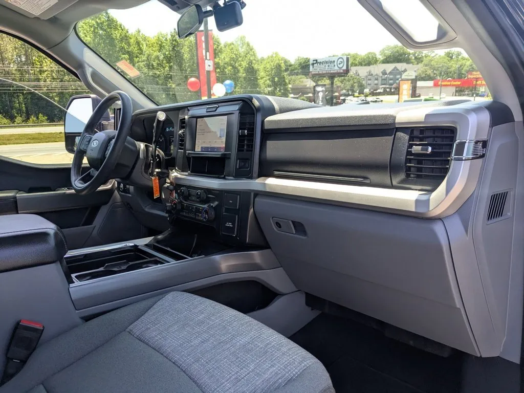 2025 Ford Super Duty F-350 DRW XLT thumbnail 24
