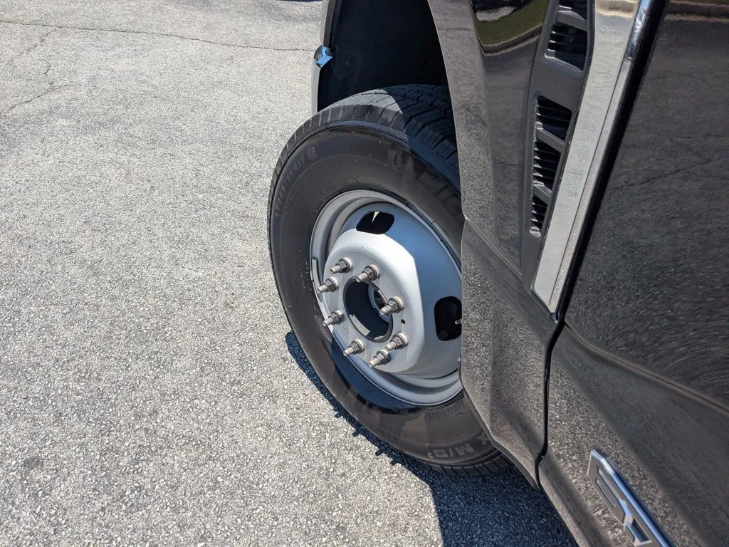 2025 Ford Super Duty F-350 DRW XLT thumbnail 9