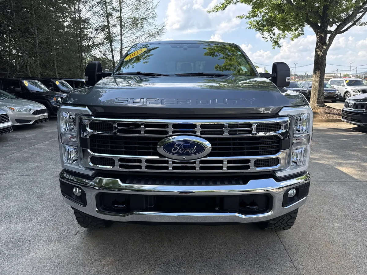 2025 Ford Super Duty F-350 SRW XLT thumbnail 2