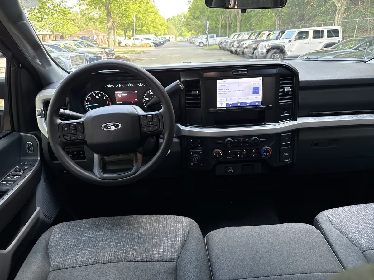2025 Ford Super Duty F-350 SRW XLT thumbnail 23