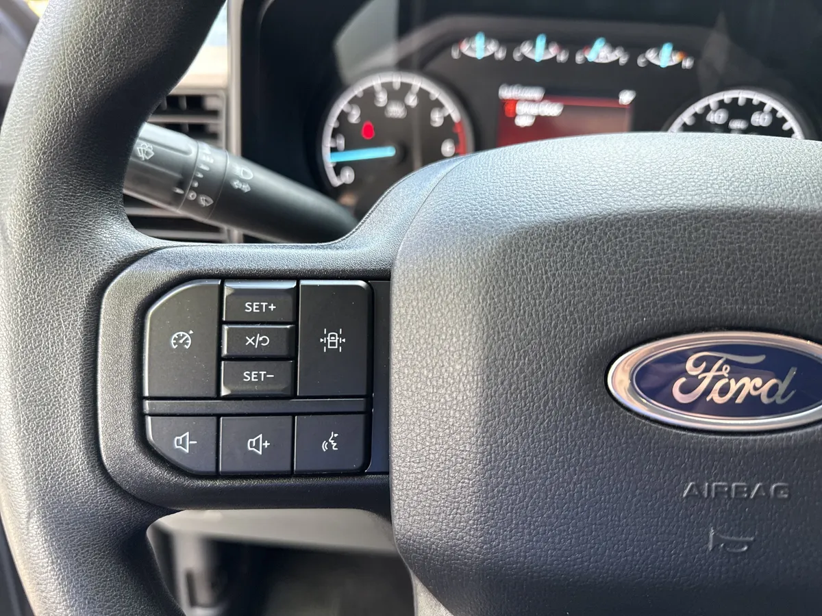2025 Ford Super Duty F-350 SRW XLT thumbnail 25