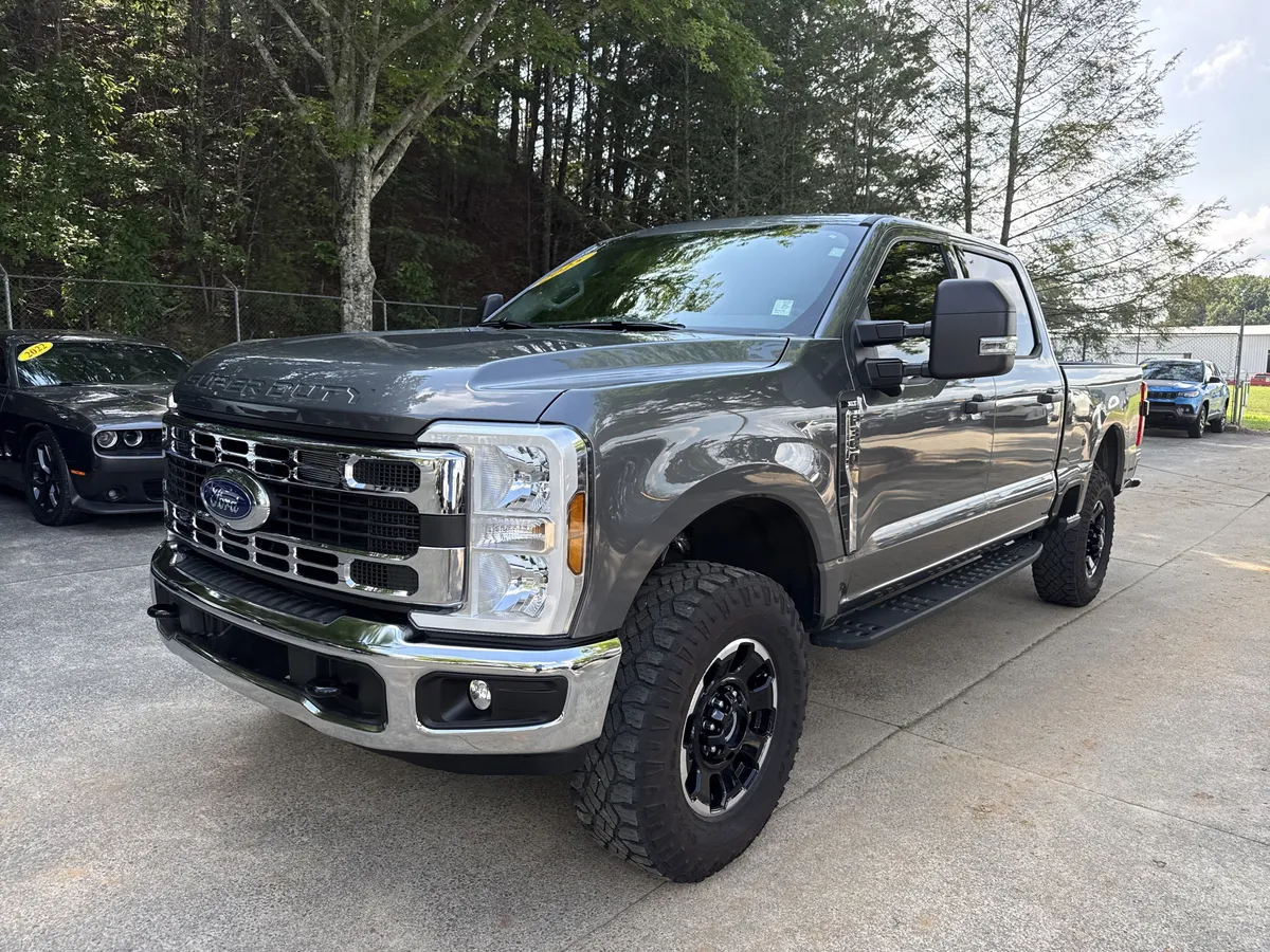 2025 Ford Super Duty F-350 SRW XLT thumbnail 3