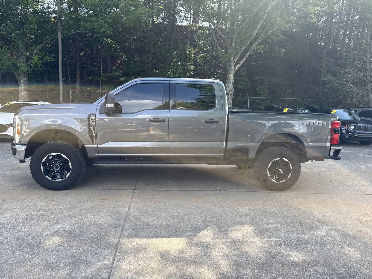 2025 Ford Super Duty F-350 SRW XLT thumbnail 4