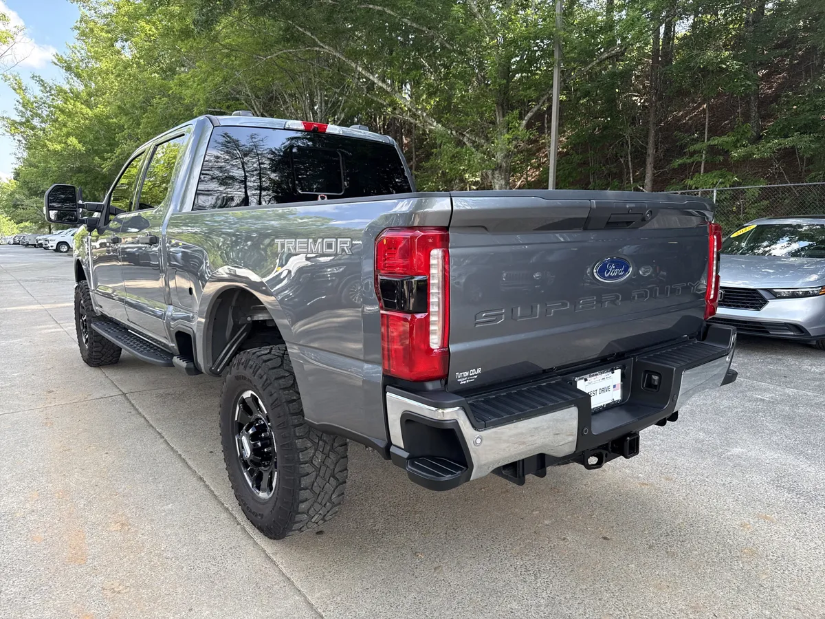 2025 Ford Super Duty F-350 SRW XLT thumbnail 5