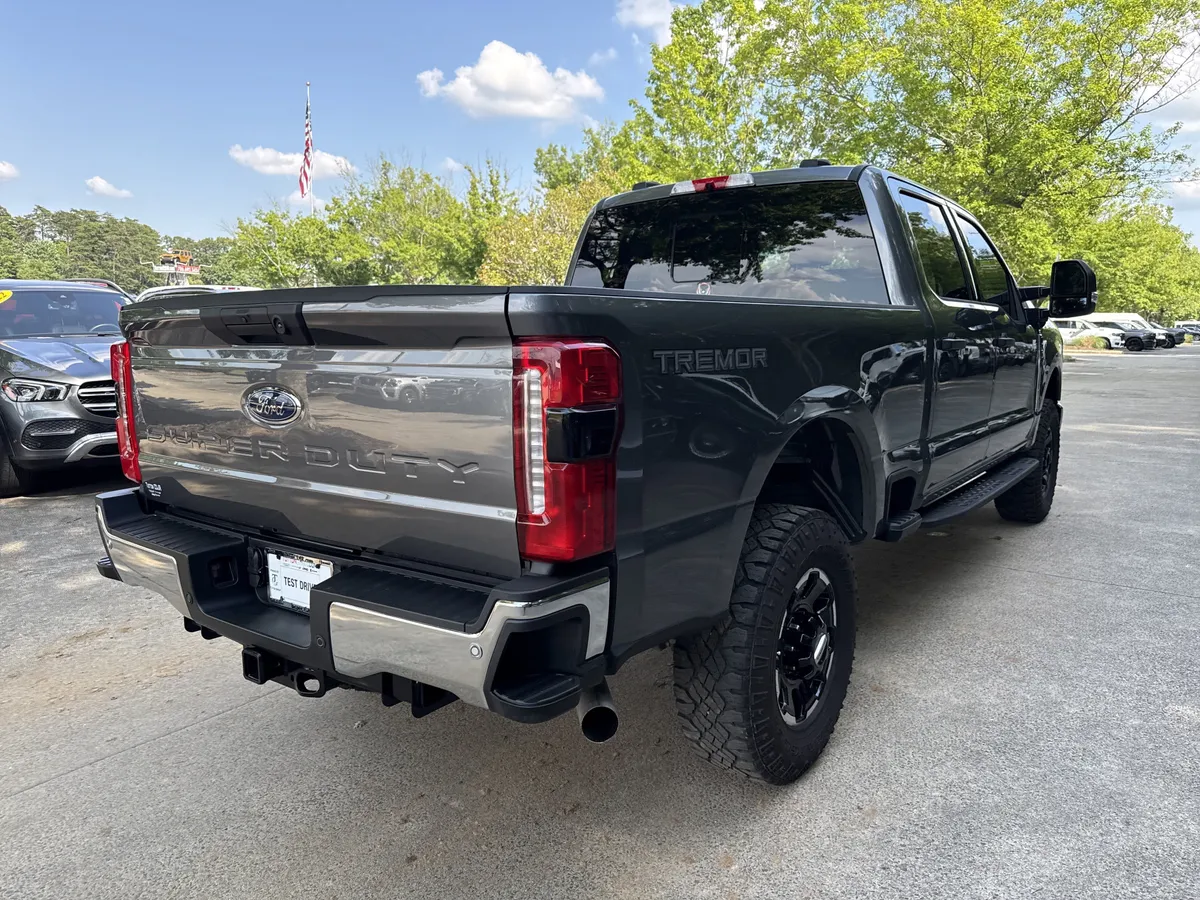 2025 Ford Super Duty F-350 SRW XLT thumbnail 7